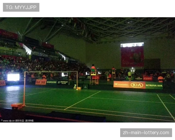 赛场花絮:大雨中维拉公园球场顶棚漏水,比赛一度短暂中断 赛场花絮:大雨中维拉公园球场顶棚漏水,比赛一度短暂中断