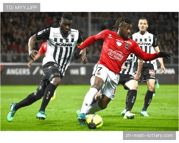 里昂对阵梅斯比赛因场外突发事件短暂中断 里昂对阵梅斯比赛因场外突发事件短暂中断